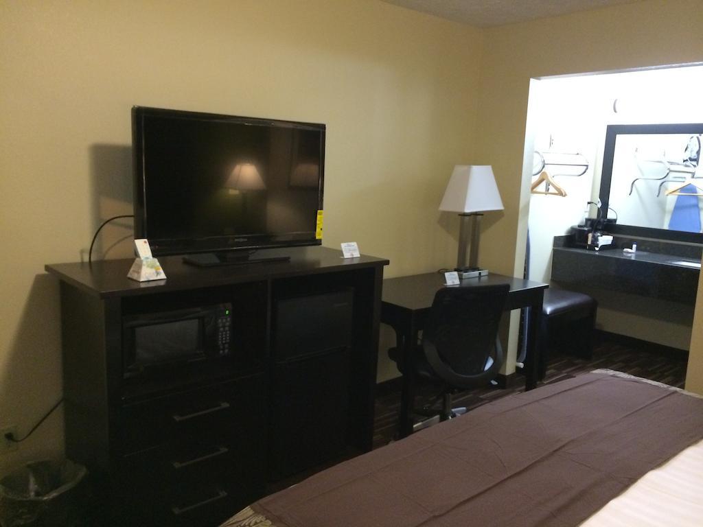 Boarders Inn & Suites By Cobblestone Hotels - Ashland City Room photo